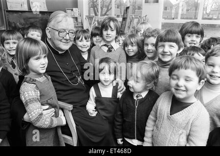 Medico Patrick Dwyer, la Chiesa cattolica romana, Arcivescovo di Birmingham, spende la mattina a parlare con gli alunni del santo nome cattolico romano scuola primaria a Cross Lane, Great Barr. Nella foto, 19 novembre 1979. I giovani sono per essere da lui confermati a Foto Stock