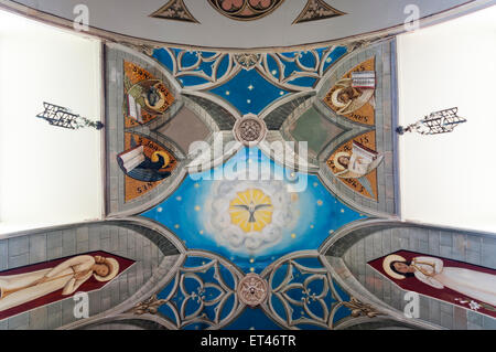 Vista dal basso del soffitto dipinto della cappella su Lamb Holm costruita da due capanne Nissen da prigionieri di guerra italiani negli anni '40. Foto Stock