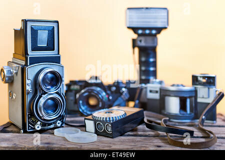 Analogo di vecchie macchine fotografiche fotografiche su sfondo bianco Foto Stock