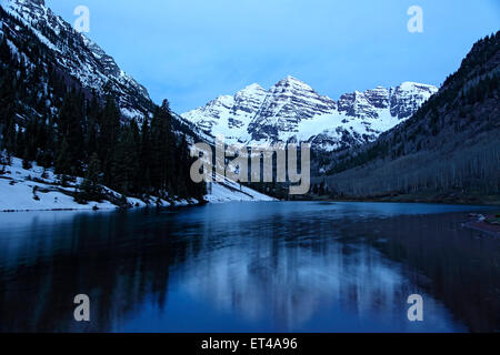 Maroon Bells sotto la neve e Maroon Lake, White River National Forest, Aspen Colorado, STATI UNITI D'AMERICA Foto Stock