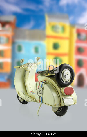 Vecchie gialle retrò moto giocattolo Foto Stock