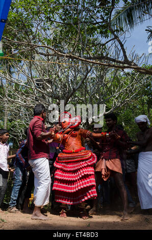 L antica tradizione del Thayyam da Malabar nel nord Kerrala Foto Stock