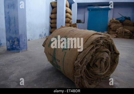 Un rotolo di sacchi giace inutilizzata in una distribuzione di zenzero warehouse in Fort Cochin, Kerala, India del sud Foto Stock