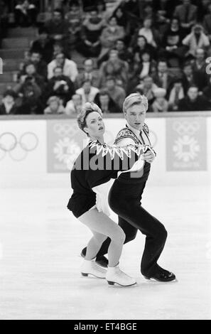 1984 Olimpiadi invernali, 12 febbraio 1984. La figura pattinare, quarto round, Zetra Stadium, Sarajevo, Iugoslavia. Jayne Torvill e Christopher Dean eseguire loro Paso Doble routine. Foto Stock