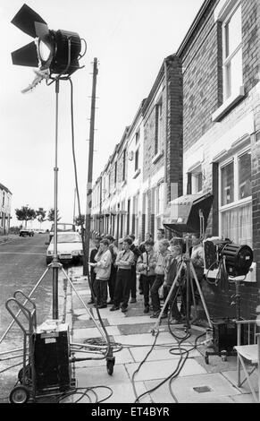 Bambini locali e i loro amici si incontrano sulla strada Elswick, Dingle, per vedere il cast e la Troupe della BBC ha colpito la commedia pane riprese per la serie successiva. 10 Luglio 1988 Foto Stock