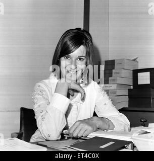 Verity Lambert fotografato alla BBC TV sede, Shepherds Bush. Verity è un produttore televisivo. Il 25 luglio 1968. Foto Stock