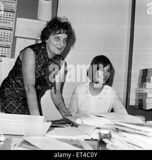 Verity Lambert fotografato alla BBC TV sede, Shepherds Bush con la sua storia editor Anthea Brown Wilkinson. Verity è un produttore televisivo. Il 25 luglio 1968. Foto Stock