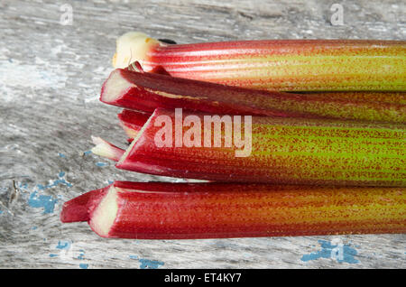 Close up di un mazzetto colorato stocchi di rabarbaro in un tavolo di legno Foto Stock