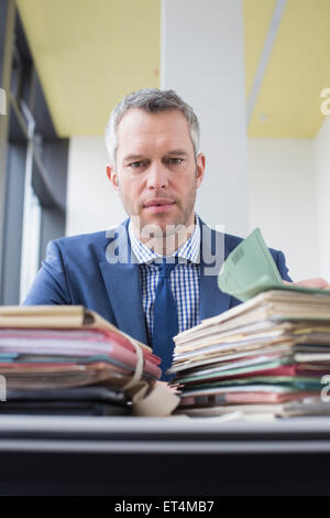 Uomo d'affari che lavora in ufficio, Lipsia, Sassonia, Germania Foto Stock