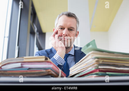 Uomo d'affari che lavora in ufficio, Lipsia, Sassonia, Germania Foto Stock