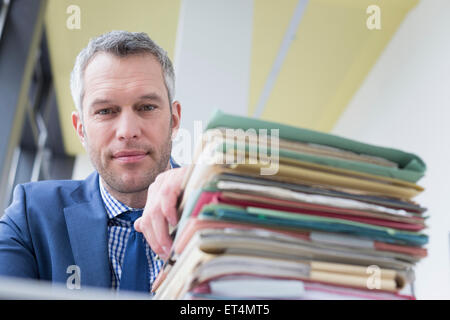 Uomo d'affari che lavora in ufficio, Lipsia, Sassonia, Germania Foto Stock