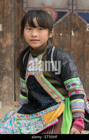 Basha Miao ragazza in abito tradizionale, Basha Gun Village, Guizhou, Cina Foto Stock