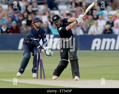 Chelmsford, Regno Unito. 11 Giugno, 2015. Ian Cockbain è colpiti da David Masters come wicket keeper James Foster guarda a. Natwest T20 Blast. Essex aquile versus Gloucestershire CCC. Credito: Azione Sport Plus/Alamy Live News Foto Stock