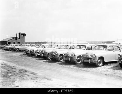 Standard di avanguardia di automobili in attesa di consegna visto qui a aeroporto Baginton Giugno 1954 Foto Stock