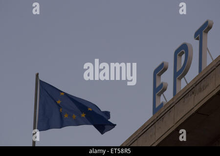 Atene, Grecia. 11 Giugno, 2015. Migliaia si riuniscono per celebrare la ERT riapertura. Hellenic Radio e televisione, ERT, è stato arrestato per una notte a Giugno 11, 2013 per soddisfare la domanda del settore pubblico che i licenziamenti in cui parte del memorandum firmato dal governo Samaras con la Grecia dei prestatori del. Credito: Nikolas Georgiou/ZUMA filo/ZUMAPRESS.com/Alamy Live News Foto Stock