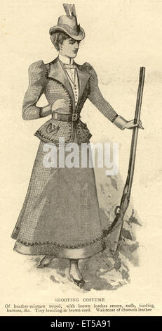 Signora britannica in costume da tiro con pistola ; India ; incisione d'epoca 1800s Foto Stock