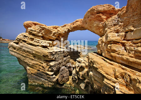 Bellissimo arco roccioso a Hersonissos, Heraklion, Creta, Grecia Foto Stock