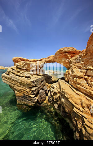 Bellissimo arco roccioso a Hersonissos, Heraklion, Creta, Grecia Foto Stock