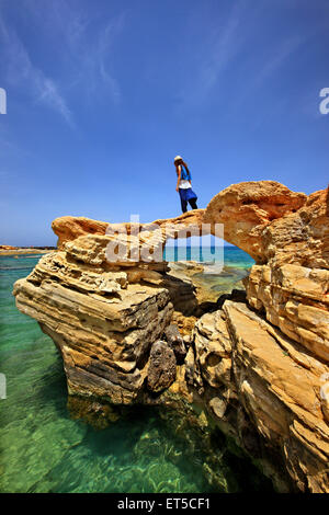 Bellissimo arco roccioso a Hersonissos, Heraklion, Creta, Grecia Foto Stock