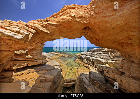 Bellissimo arco roccioso a Hersonissos, Heraklion, Creta, Grecia Foto Stock