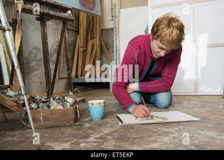 Artista femminile rendendo schizzo in art studio, Baviera, Germania Foto Stock