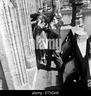 I bambini in Westminster Clock Tower, London. Noto anche dal suo nickname il Big Ben. Il 28 maggio 1954. Foto Stock