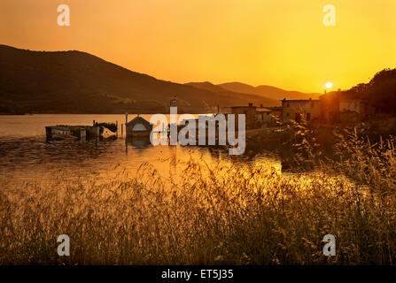 Tramonto a Sfendyli, la 'sinchiostrazione' village nel lago artificiale creato dalla diga di Aposelemis, Heraklion, Creta, Grecia Foto Stock