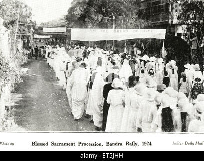 Comunità cattolica ; Processione del Santissimo Sacramento ; Bandra rally ; 1924 ; Bombay ; Mumbai ; Maharashtra ; India ; Asia ; asiatico ; indiano ; vecchia annata Foto Stock