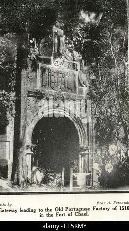 Comunità cattolica ; porta d'ingresso alla vecchia fabbrica portoghese del 1516 a Fort of Chaul ; Alibaug ; Revdanda ; Maharashtra ; India ; Asia ; Asia ; indiano Foto Stock