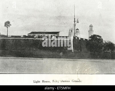 Comunità cattolica ; Casa leggera ; Forte ; Damao Grande ; Daman ; India ; territorio dell'Unione ; UT ; Asia ; Asia ; Indiano ; vecchio quadro d'annata del 1900 Foto Stock