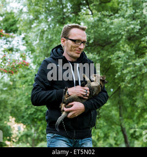 Ritratto uomo sorridente con il suo gatto Foto Stock