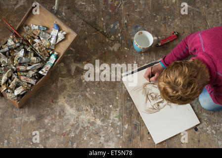 Artista femminile rendendo schizzo in art studio, Baviera, Germania Foto Stock
