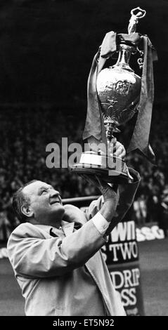 Robert "Bob" Paisley OBE (23 gennaio 1919 - 14 febbraio 1996) era un calciatore inglese e manager che hanno speso quasi cinquanta anni con il Liverpool come una ala metà, fisioterapista, pullman e manager. I suoi successi come Liverpool manager hanno portato a Paisley essendo considerato come uno dei più grandi gestori di calcio di tutti i tempi, ed egli rimane finora il solo manager nella storia del calcio ad aver vinto tre coppe europee. (Foto) Bob Paisley detiene aloft prima divisione trofeo nella sua ultima stagione come Liverpool manager. 8 Maggio 1983 Foto Stock