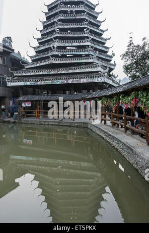 La torre del tamburo e l'asciugatura Daikon ravanelli, Zhaoxing Dong Village, Guizhou, Cina Foto Stock