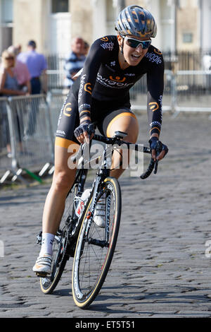 Bath, Regno Unito, 11 Giugno, 2015. Con bagno il famoso Royal Crescent in background 2012 campione olimpionico Dani re è raffigurato come ella corse la sua strada per la vittoria nel quinto e ultimo round della matrice di idoneità Grand Prix serie professional womens noleggio / cycle race Credit: lynchpics/Alamy Live News Foto Stock