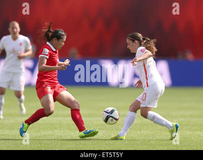 Edmonton, Canada. 11 Giugno, 2015. Della Cina di giocatore Wang Lisi (L) il sistema VIES per la palla con il Canada's player Danielle Van De Donk durante il gruppo una corrispondenza tra il Canada e la Cina al 2015 FIFA Coppa del mondo femminile in Edmonton, Canada, 11 giugno 2015. Credito: Qin Lang/Xinhua/Alamy Live News Foto Stock