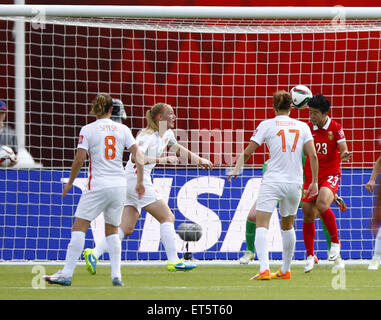 Edmonton, Canada. 11 Giugno, 2015. Della Cina di Ren Guixin (1R) teste per la palla a sparare contro i Paesi Bassi durante il gruppo A CORRISPONDERE AL 2015 FIFA Coppa del mondo femminile in Edmonton, Canada, 11 giugno 2015. Credito: Ding Xu/Xinhua/Alamy Live News Foto Stock