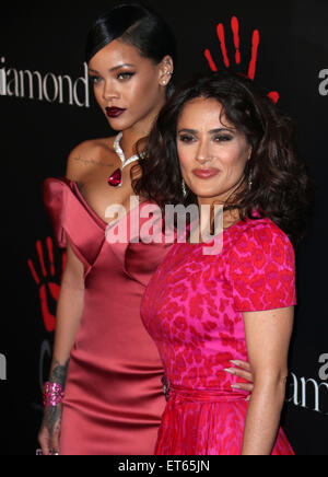 Rihanna la prima relazione annuale di sfera di diamante che beneficia della Clara Lionel Foundation tenutosi presso la vigna Beverly Hills - Arrivi con: Rihanna, Salma Hayek dove: Beverly Hills, in California, negli Stati Uniti quando: 11 Dic 2014 Credit: FayesVision/WENN.com Foto Stock