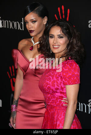 Rihanna la prima relazione annuale di sfera di diamante che beneficia della Clara Lionel Foundation tenutosi presso la vigna Beverly Hills - Arrivi con: Rihanna, Salma Hayek dove: Beverly Hills, in California, negli Stati Uniti quando: 11 Dic 2014 Credit: FayesVision/WENN.com Foto Stock