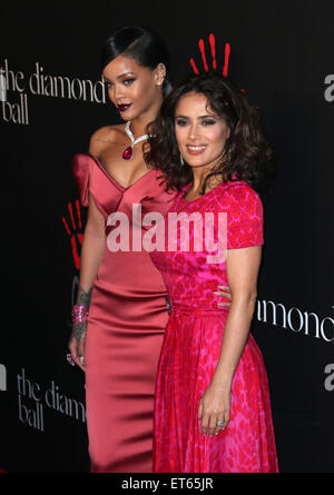 Rihanna la prima relazione annuale di sfera di diamante che beneficia della Clara Lionel Foundation tenutosi presso la vigna Beverly Hills - Arrivi con: Rihanna, Salma Hayek dove: Beverly Hills, in California, negli Stati Uniti quando: 11 Dic 2014 Credit: FayesVision/WENN.com Foto Stock