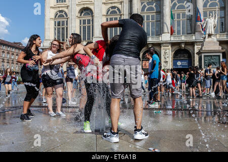 Torino, Italia. 11 Giugno, 2015. Centinaia di studenti si sono riuniti per celebrare l'ultimo giorno di scuola. La sua tradizione di bagnarsi nelle fontane di Piazza Castello tra la gioia e il divertimento. Credito: Elena Aquila/Pacific Press/Alamy Live News Foto Stock