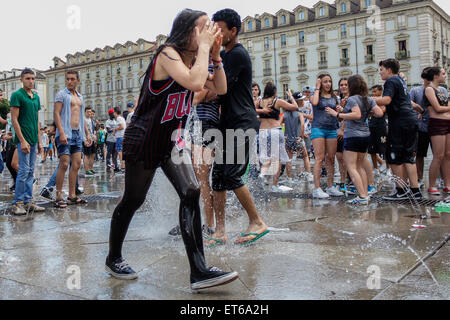 Torino, Italia. 11 Giugno, 2015. Centinaia di studenti si sono riuniti per celebrare l'ultimo giorno di scuola. La sua tradizione di bagnarsi nelle fontane di Piazza Castello tra la gioia e il divertimento. Credito: Elena Aquila/Pacific Press/Alamy Live News Foto Stock