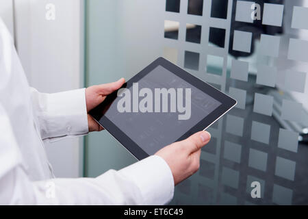 Uomo digitale operativo tablet in ufficio, Monaco di Baviera, Germania Foto Stock