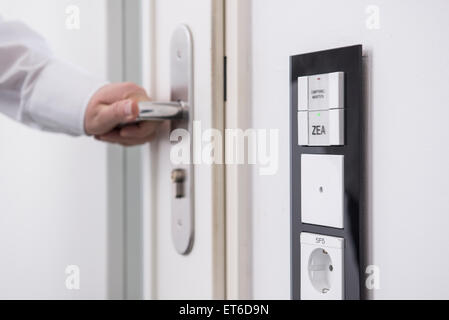 Man mano porta di apertura protetta con centrale del sistema di protezione, Monaco di Baviera, Germania Foto Stock