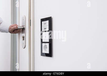 Man mano porta di apertura protetta con centrale del sistema di protezione, Monaco di Baviera, Germania Foto Stock