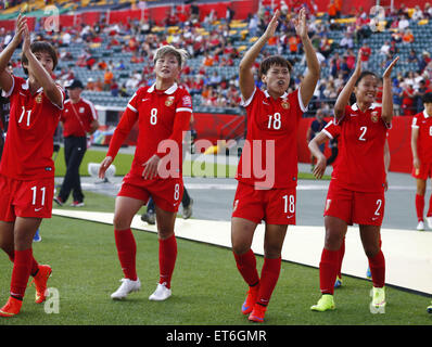 Edmonton, Canada. 11 Giugno, 2015. I giocatori della Cina salutare il pubblico dopo la vittoria del gruppo una partita contro i Paesi Bassi al 2015 FIFA Coppa del mondo femminile in Edmonton, Canada, 11 giugno 2015.La Cina ha vinto 1-0. Credito: Ding Xu/Xinhua/Alamy Live News Foto Stock