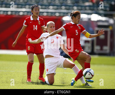 Edmonton, Canada. 11 Giugno, 2015. Vivianne Miedema (C) dei Paesi Bassi il sistema VIES con Wu Haiyan (R) della Cina durante un gruppo a corrispondere al 2015 FIFA Coppa del mondo femminile in Edmonton, Canada, 11 giugno 2015.La Cina ha vinto 1-0. Credito: Ding Xu/Xinhua/Alamy Live News Foto Stock