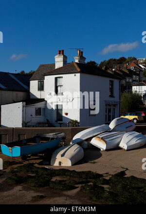 Piccole barche spiaggiate sullo Stand a Old Leigh, Essex Foto Stock