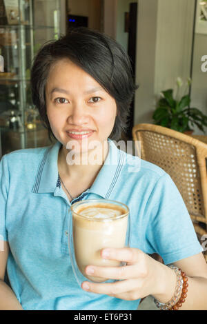 Il cliente gode di caffè caldo latte, stock photo Foto Stock