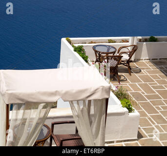 Greco tradizionale caffetteria sulla isola di Santorini, Grecia Foto Stock